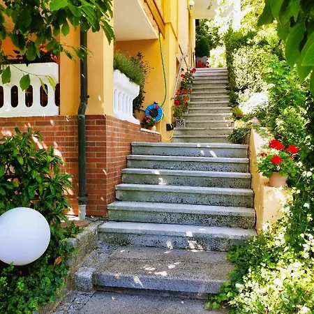 Mediterran-Skandinavisch - Outdoorwhirlpool Ganzjaehrig Burgthann Exterior photo
